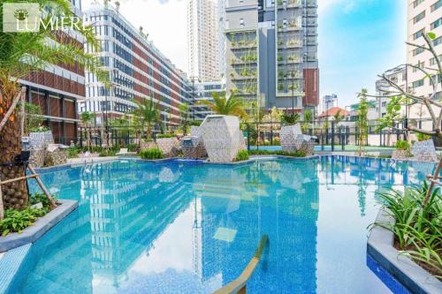 une grande piscine dans une ville avec de grands immeubles dans l'établissement The Lumiere Riverside Apartment View City, à Hô-Chi-Minh-Ville