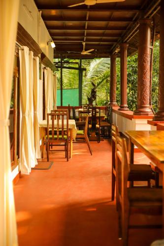 Khu vực ghế ngồi tại Backwater Retreat Kumarakom