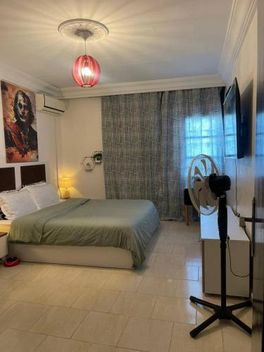 a bedroom with a bed and a camera on a tripod at Appartement cosy World Rabat in Rabat