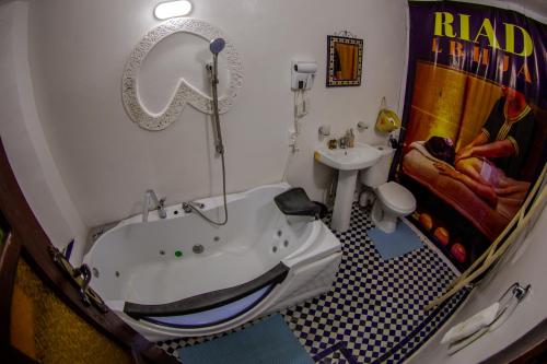 Koupelna v ubytování Riad Dar Bahja - More Than a Stay