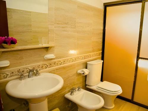 Ένα μπάνιο στο The Golden Suite