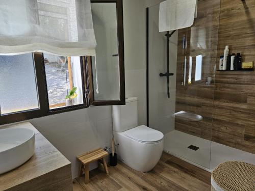 Koupelna v ubytování La Piñona - ACOGEDOR CHALET EN LAS ESTRIBACIONES DE LA SIERRA DE GREDOS - CASA PARA 6 PERSONAS CON PISCINA EN EL TIEMBLO ÁVILA