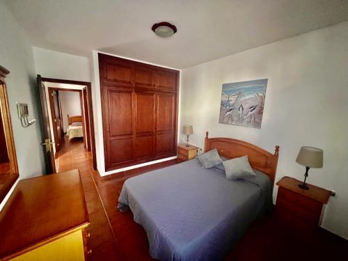 una camera da letto con un letto e una porta di legno di Lupita's House a Punta de Mujeres