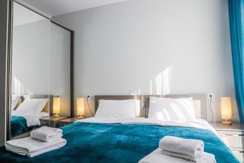 Un dormitorio con una cama grande con toallas. en Hotel Qumli Apartment with mountain views, en Kʼumlistsʼikhe