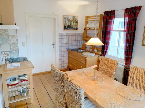 Ferienwohnung und Pension Goldberg في غروسشوناو: مطبخ مع طاولة وكراسي خشبية