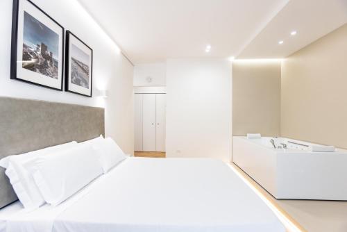 蒙特西尔瓦诺Centoquindici Rooms & Suite的白色卧室设有床铺和水槽