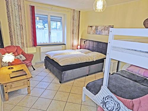 莱茵河畔威尔Haus Adelheid的带双层床和椅子的卧室