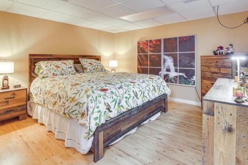 een slaapkamer met een groot bed en een bureau bij Hike, Golf and Explore Pet-Friendly Apt in Etowah in Etowah