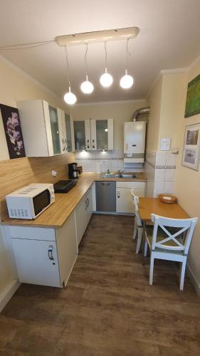 une cuisine avec un comptoir et une table avec des chaises dans l'établissement Küstenoase, à Cuxhaven