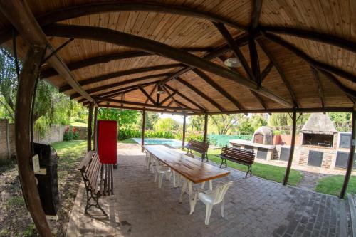 Pabellón grande con mesa y sillas de madera en Casa Mozart, en Victoria