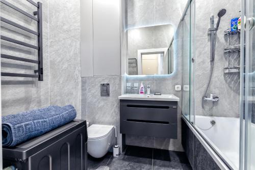 Ένα μπάνιο στο 2-комнатная квартира с видом на набережную, ЖК Абай Жолы