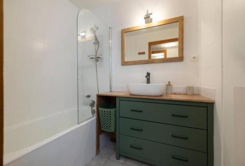 Petit social Cozy Sleeps 4 Mountain view 300m lift