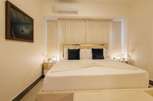 Ένα ή περισσότερα κρεβάτια σε δωμάτιο στο Upscale City Center Condo, Pool, Gym