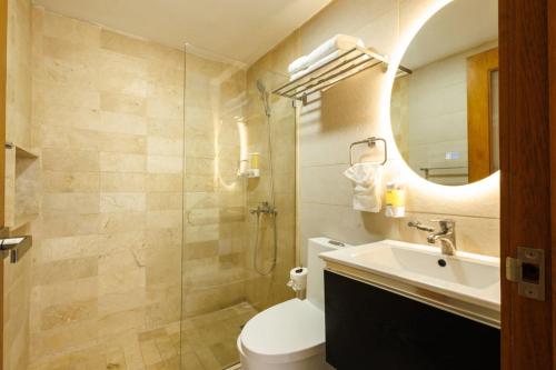 Ένα μπάνιο στο Upscale City Center Condo, Pool, Gym