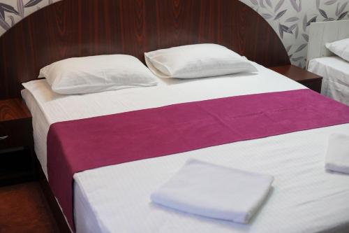 Postel nebo postele na pokoji v ubytování Hotel Poem Calarasi Ballroom