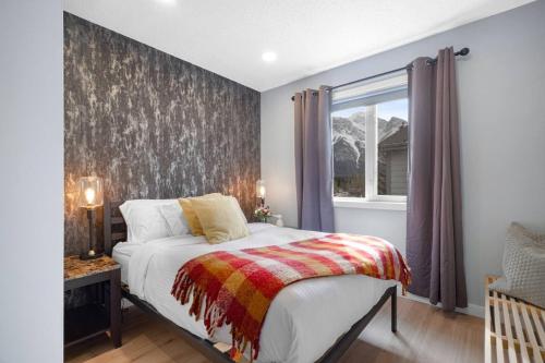 Кровать или кровати в номере Great Rocky Mountain 3BR Condo in Canmore DT
