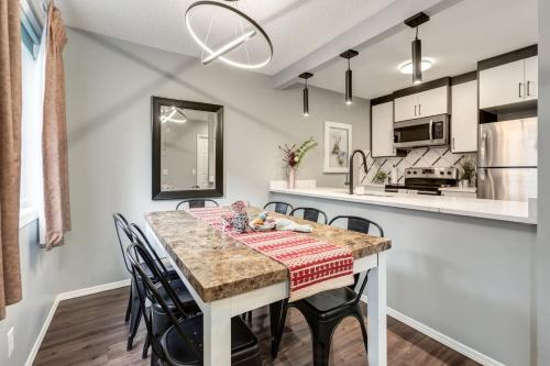 Η κουζίνα ή μικρή κουζίνα στο Stunning 3BR Escape with Mountain Views in Canmore