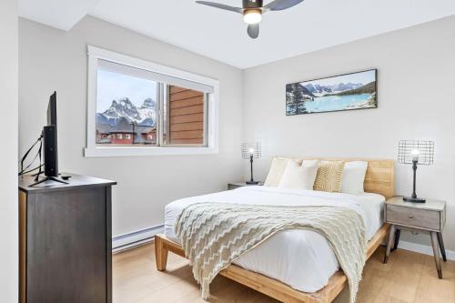 Кровать или кровати в номере Newly Renovated 3BR Condo with Hot Tub and MTN Views
