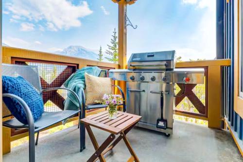 Кухня или мини-кухня в Newly Renovated 3BR Condo with Hot Tub and MTN Views
