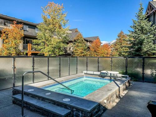 a hot tub in the backyard of a house at Free Arcade Delightful Stay in Rocky Mountains in Dead Man's Flats