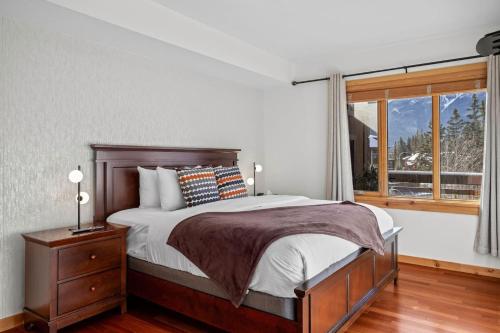 Ένα ή περισσότερα κρεβάτια σε δωμάτιο στο Mountain Views Lux 2BR Condo in Canmore with Hot Tub