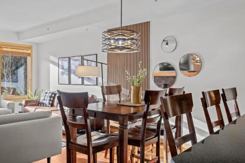 Χώρος καθιστικού στο Mountain Views Lux 2BR Condo in Canmore with Hot Tub