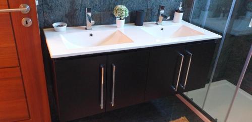 een badkamer met twee wastafels en een douche bij Casa Do Chino in Outeiro