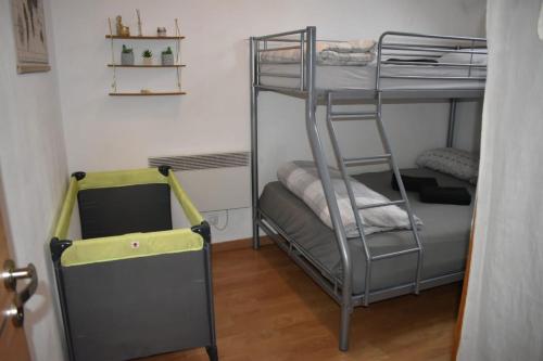 Giường trong phòng chung tại Lorely Homes - Disneyland 14 min - Free Parking