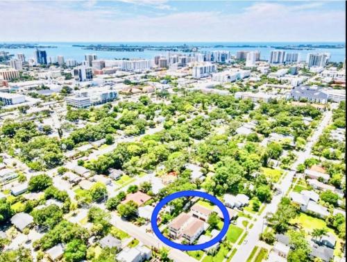 een appartement met een blauwe cirkel in het midden van een stad bij Downtown Sarasota 4 Unit Compound- Beach Shopping Park in Sarasota