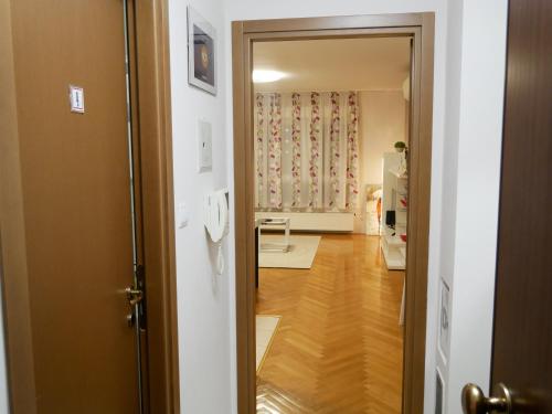 ein Flur mit einer Tür, die zu einem Wohnzimmer führt in der Unterkunft Queen's gate in Zagreb