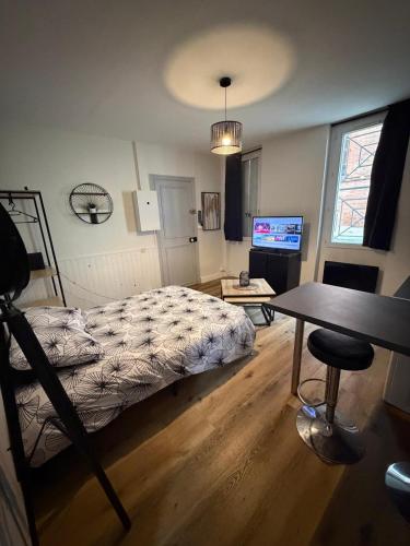 una camera da letto con un letto, un tavolo e una scrivania di Laurema's BnB a Tolosa