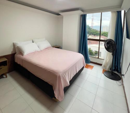 Ένα ή περισσότερα κρεβάτια σε δωμάτιο στο Apt Multicentro Cali - Pool, Home Office, 2HB