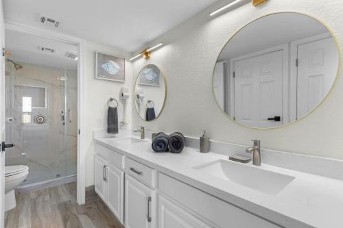 Ένα μπάνιο στο Premier Oceanfront Condo with Epic Island View