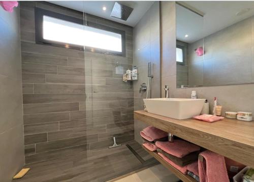 a bathroom with a sink and a shower with a mirror at Flamingo del Guardamar in Guardamar del Segura