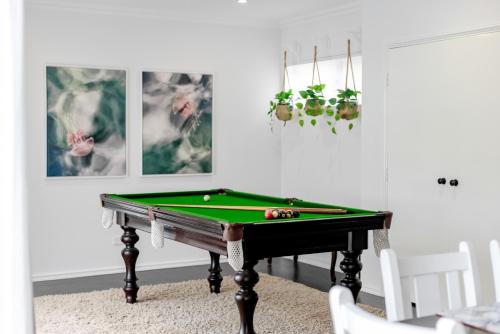 Biliár nebo kulečník v ubytování Estuary Poolside Escape in Dawesville Mandurah