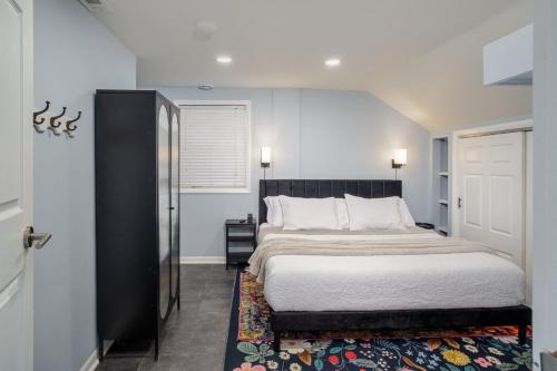 ein Schlafzimmer mit einem großen Bett und einem Fenster in der Unterkunft Center Lake Cape Cod Escape Family Waterfront Home with Dock Scenic Views and Pet Friendly in Salem