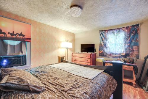 Giường trong phòng chung tại 7 Mi to Cuyahoga Valley NP Walkable Apt!