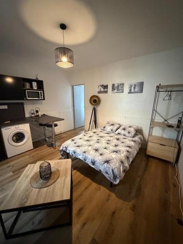 una camera da letto con un letto e un tavolo di Laurema's BnB a Tolosa