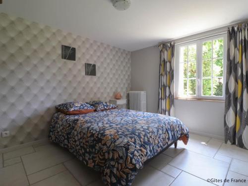 a bedroom with a bed and a window at Longère spacieuse avec jardin à Saint-Evroult, animaux admis sur demande - FR-1-497-257 in Touquettes