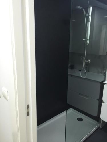 y baño con ducha y puerta de cristal. en Apartamento Playa Algaida, en Sitio de Calahonda