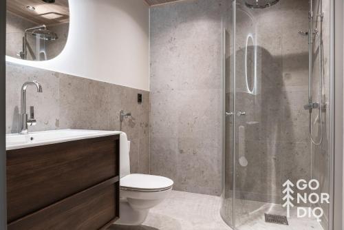 Un baño con ducha, inodoro y lavabo. en The Reindeer Cabin, en Tällberg
