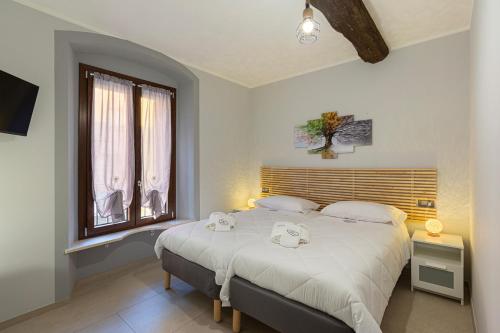 Un dormitorio con una cama con dos toallas encima. en Residence Brugnano, en Cremona