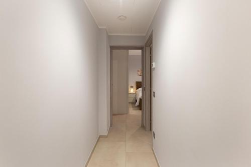 un pasillo con paredes blancas y un pasillo blanco en Residence Brugnano, en Cremona