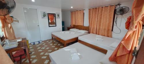 En eller flere senge i et værelse på Chilly Beach Resort Palawan