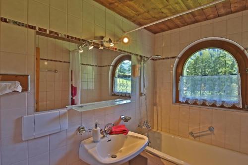 索尔登祖阿尔坦穆赫膳食公寓酒店的浴室里有洗手池和镜子