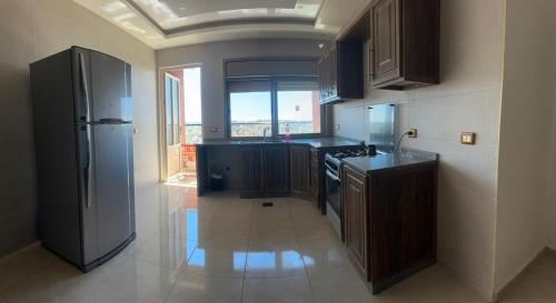 Η κουζίνα ή μικρή κουζίνα στο شقة للأيجار في عجلون راس منيف