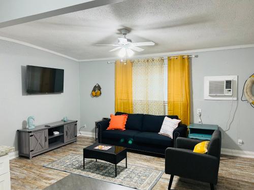 Телевизор и/или развлекательный центр в Northeast Investments LLC