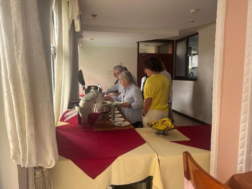 eine Gruppe von Menschen steht um einen Tisch herum in der Unterkunft Sabean International Hotel in Aksum