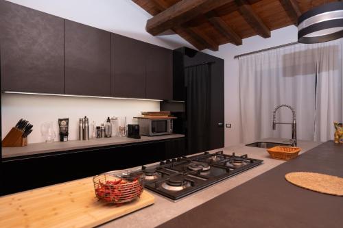 una cucina con fornelli e piano di lavoro di Villa FARFA a Castelnuovo di Farfa