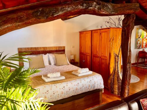 une chambre avec un grand lit avec des meubles en bois dans l'établissement BILBO Near ático rural con terraza, à Basauri